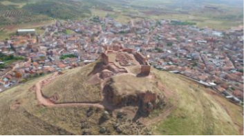 el_conjunto_arqueológico_del_castillo_de_la_estrella_de_montiel:_fortaleza,_villa_medieval_y_campo_de_batalla