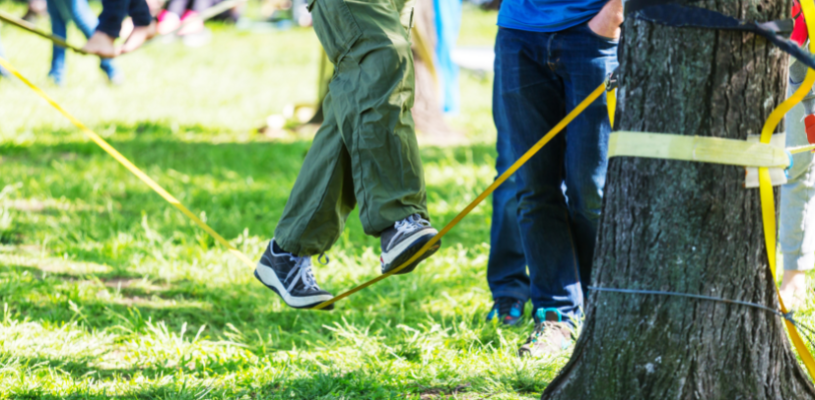 cubo_espacio_joven:_button_bracelet,_rummikub_y_slackline